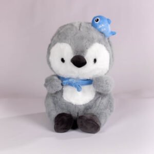 Peluche Pingüino con Pez 35 cm