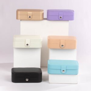 Porta joyero rectangular con broche metálico