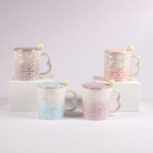 Taza con Tapa y Cuchara Diseño Relieve Corazones 400 ml