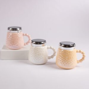 Taza con Tapa Metálica Diseño Texturizado Asa Perlada 400 ml